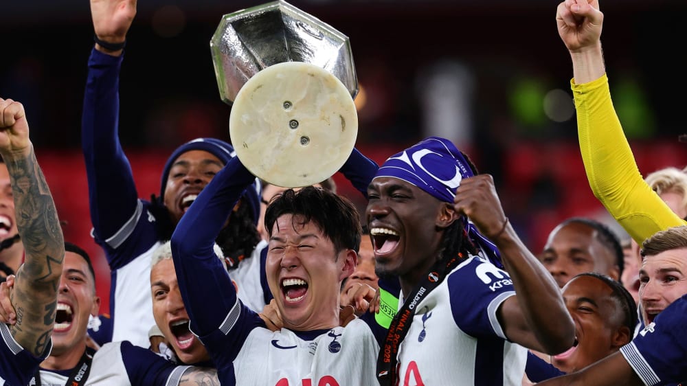 Der Südkoreaner hebt den ersten Vereinstitel seiner Karriere in die Luft.