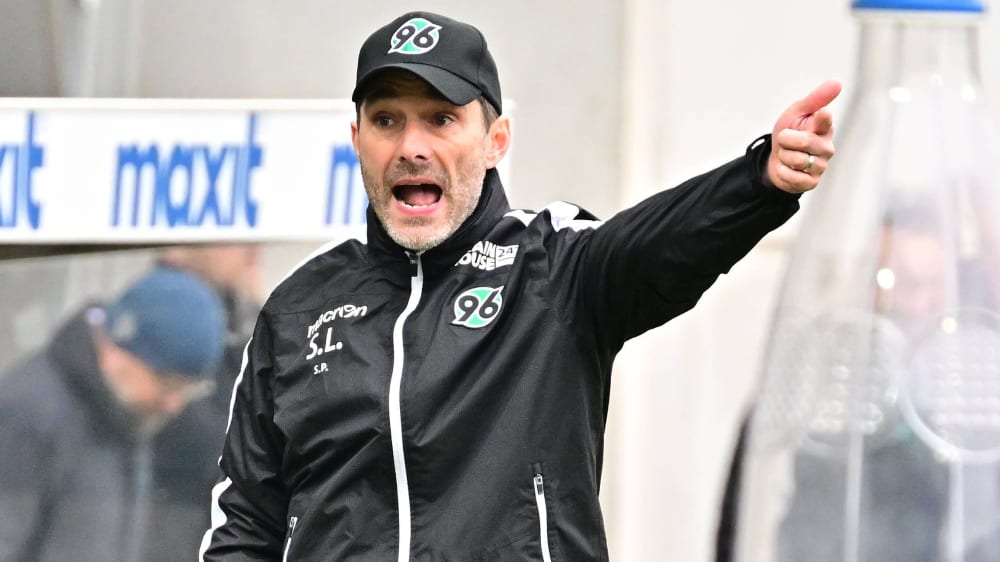 Hannovers Trainer Stefan Leitl wartet 2023 noch immer auf den ersten Sieg.