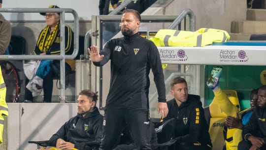 15.09.24, Fussball: 3. Liga, Saison 2024/2025, 05. Spieltag, TSV Alemannia Aachen vs. Viktoria Koeln 1904 e.V. im Tivoli in Aachen.

Heiner Backhaus (TSV Alemannia Aachen, Trainer) mahnt seine Mannschaft zur Ruhe.

Wichtiger Hinweis: Gemaess den Vorgaben der DFL Deutsche Fussball Liga bzw. des DFB Deutscher Fussball-Bund ist es untersagt, in dem Stadion und/oder vom Spiel angefertigte Fotoaufnahmen in Form von Sequenzbildern und/oder videoaehnlichen Fotostrecken zu verwerten bzw. verwerten zu lassen.

Foto: Kirchner-Media/TH