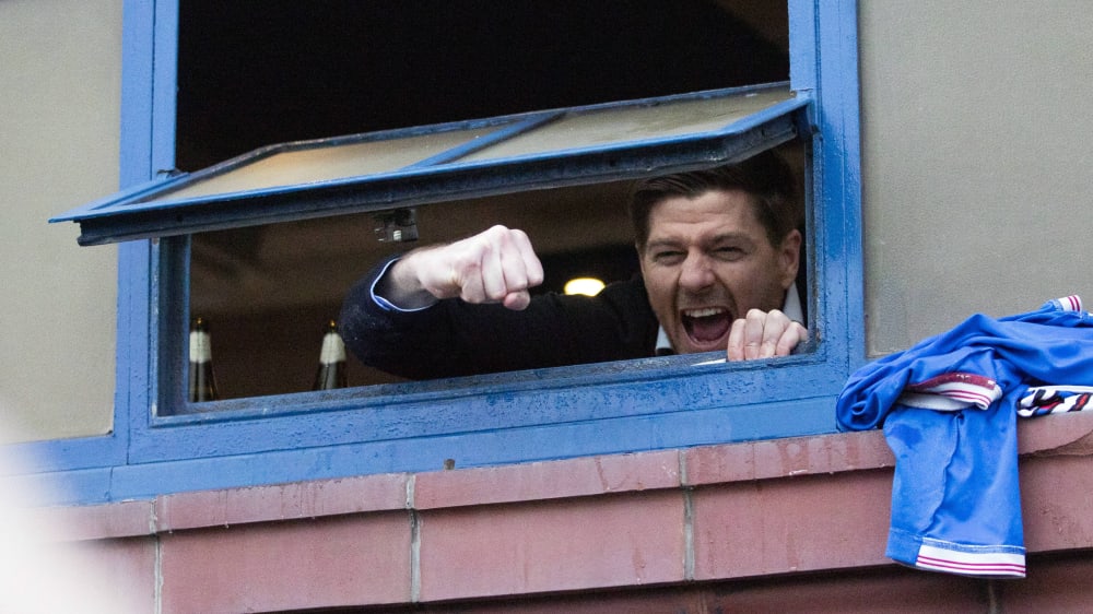 Er gr&#252;&#223;te die Fans aus einem Kabinenfenster: Rangers-Coach Steven Gerrard.