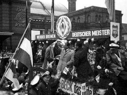 Der SV Werder Bremen feiert die Meisterschaft 1965.