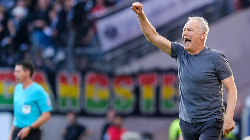 Christian Streich (SC Freiburg, Cheftrainer) ruft laut lautstark Anweisungen ins Spielfeld.