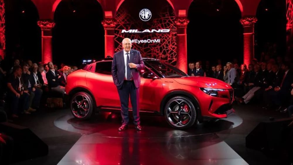Da hieß das Auto noch "Milano": Alfa-Chef Jean-Philippe Imparato bei der Premiere des SUVs in Mailand.