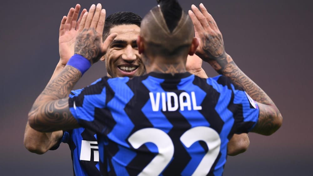 Beifall und Abklatschen: Achraf Hakimi gratuliert Arturo Vidal zu seinem 1:0 f&#252;r Inter gegen Ex-Klub Juventus.