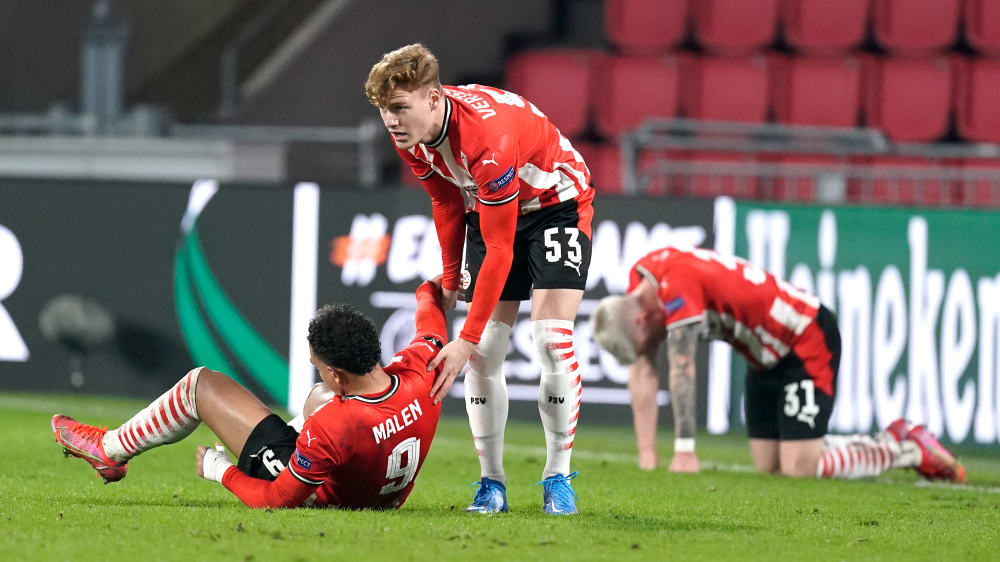 Am Boden zerst&#246;rt: Die Spieler der PSV Eindhoven nach der Niederlage. 