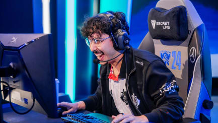 G2 Toplaner 'Brokenblade' freut sich beim Spiel gegen Weibo-Gaming.