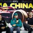 Guanyu Zhou, Fernando Alonso und Nico Hülkenberg (v.l.) bei der Pressekonferenz.