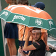 Der US-Amerikaner Taylor Fritz schützt sich mit einem schicken Schirm vor dem Regen bei den French Open.