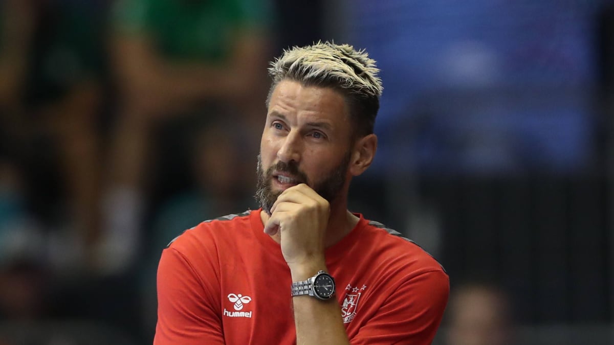 Bennet Wiegert jako nauczyciel geografii podczas podróży SCM