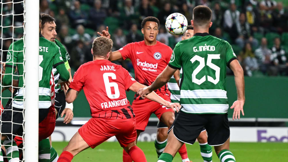 Die Frankfurter Evan Ndicka, Kristijan Jakic und Tuta versuchen vor Goncalo Inacio von Sporting Lissabon an den Ball zu kommen.