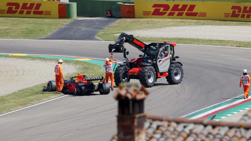 Sergio Perez' Red Bull blieb nach einer Kollision im 1. Training auf der Strecke stehen. 