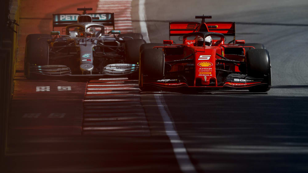 Sebastian Vettel vor Lewis Hamilton, aber der Ferrari-Pilot bekam wegen riskantem Zur&#252;ckkehren auf die Strecke eine Zeitstrafe aufgebrummt.