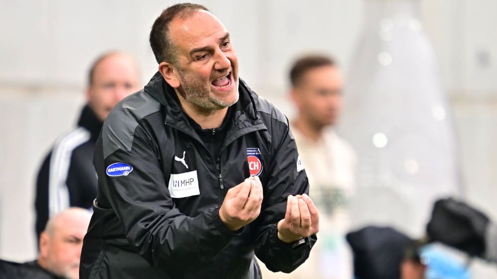 Trainer Frank Schmidt will mit Heidenheim den ersten Bundesliga-Aufstieg der Vereinsgeschichte schaffen.