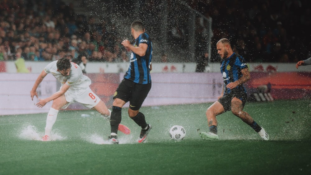 Der Testspiel-Kracher zwischen Red Bull Salzburg und Inter Mailand fand bei strömenden Regen statt.