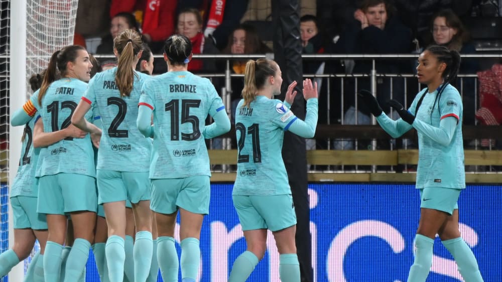 Die Frauen des FC Barcelona feiern den Treffer zum 2:1 durch Salma Paralluelo (re.).