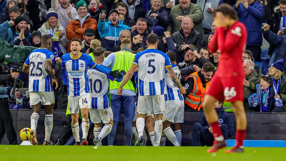 Gegensätzliche Gefühlslage: Während Trent Alexander-Arnold vor Enttäuschung die Hände vor das Gesicht nimmt, feiern im Hintergrund die Brighton-Spieler das 2:0.