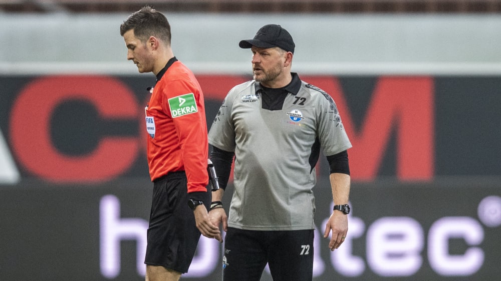 Paderborns Trainer Steffen Baumgart und der Schiedsrichter Harm Osmers. 