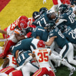 Der "Tush Push" in Aktion: Eagles-Quarterback Jalen Hurts wird von seinen Teamkollegen über die Goal Line gedrückt.