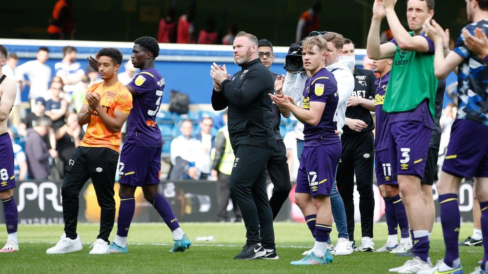 Wayne Rooney (Mi.) und Derby County steigen in die 3. englische Liga ab.