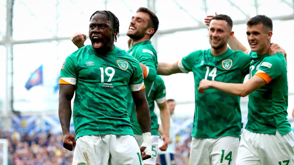 Jubelschrei: Michael Obafemi freut sich hier mit seinen irischen Kollegen über seinen Treffer zum 3:0.