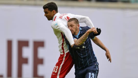 Marvin Compper, damals noch RB Leipzig, gegen Sascha Mölders.