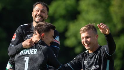 Der eigentliche SVW-Keeper Michael Zetterer bejubelt das zwischenzeitliche 1:1 beim Blumenthaler SV.
