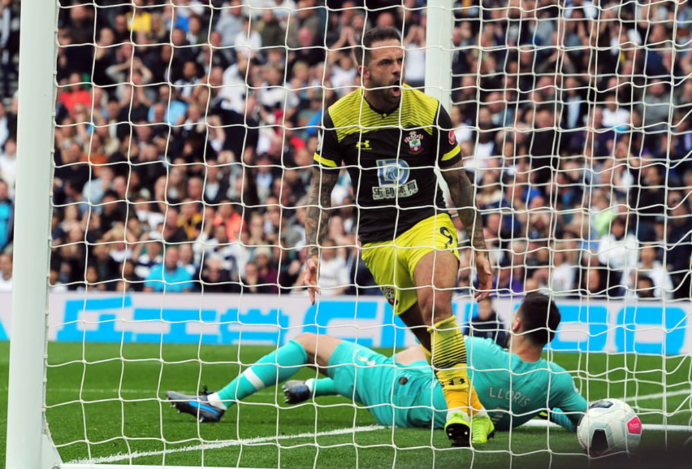 Spurs-Keeper Hugo Lloris und der Ball liegen im Tor, Southamptons Danny Ings jubelt.