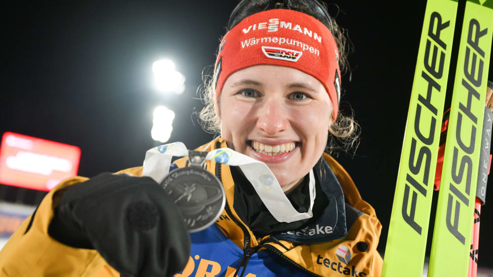 Janina Hettich-Walz zeigt stolz ihre Silbermedaille.