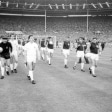 Einmarsch: 1860 (links, mit Kapitän Rudi Brunnenmeier und Keeper Petar Radenkovic) und West Ham.
