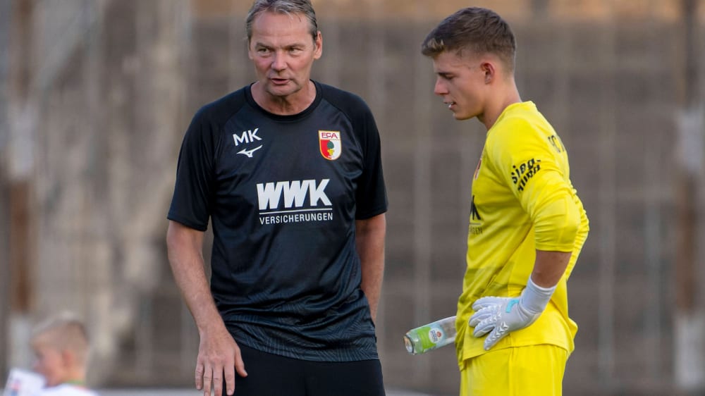 Im Austausch: Marco Kostmann (li.) und FCA-Keeper Finn Dahmen.