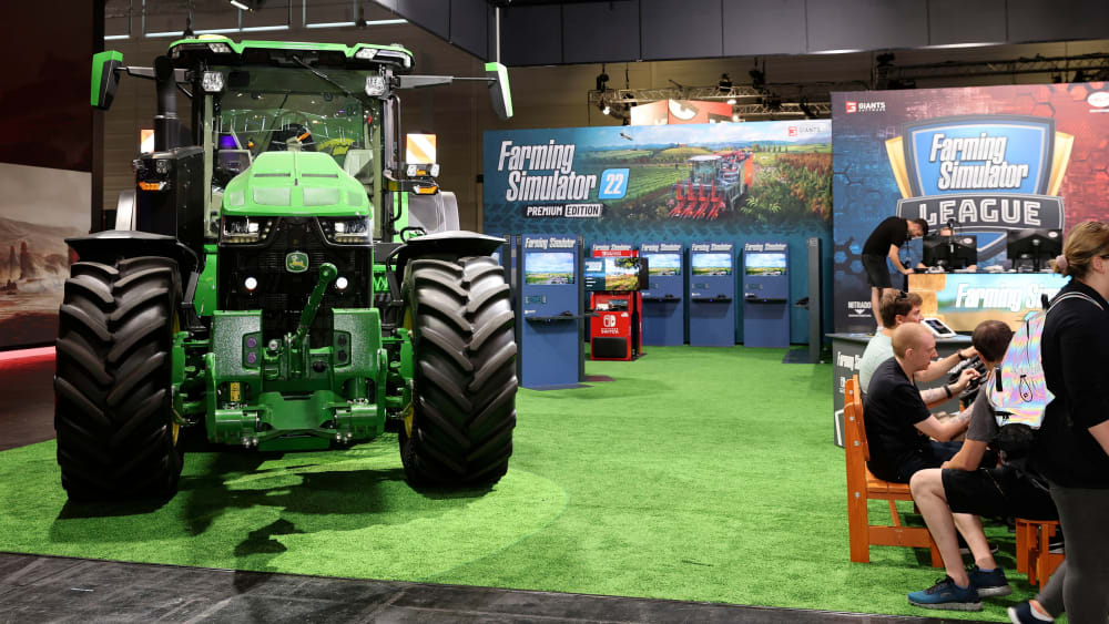 Inklusive echtem Traktor: Der GIANTS-Stand auf der gamescom 2023.