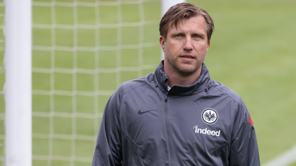 Eintracht Frankfurts Sportvorstand Markus Krösche stellt sich klar vor die Mannschaft.