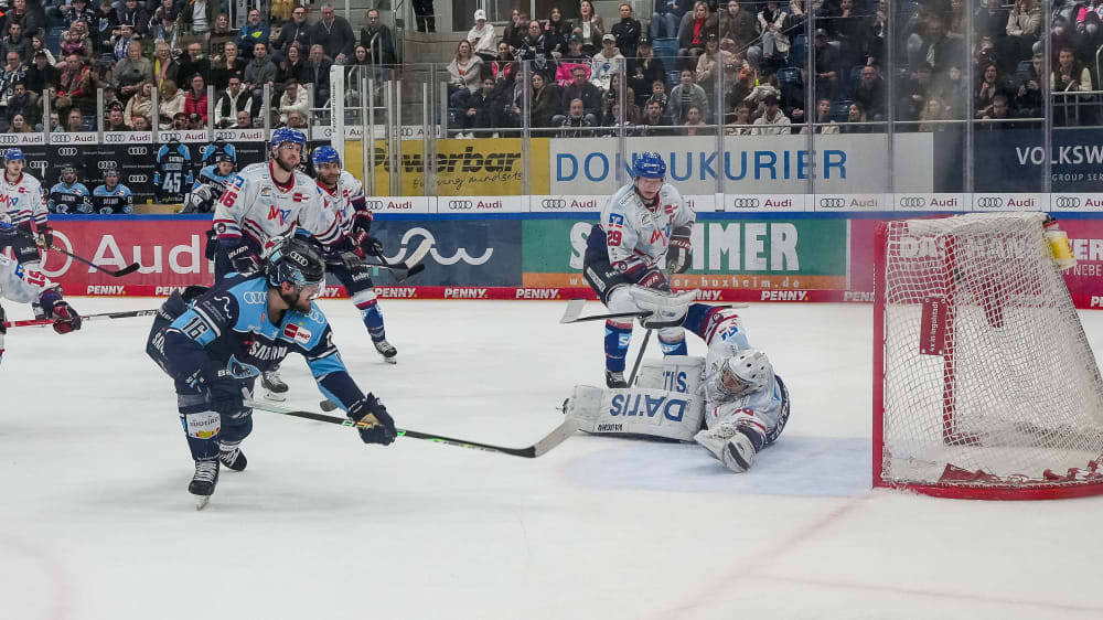 Vorentscheidung: Kurz nach dem Ausgleich der Adler trifft Tye McGinn (2.v.li.) zum 2:1 für die Ingolstädter.&nbsp;