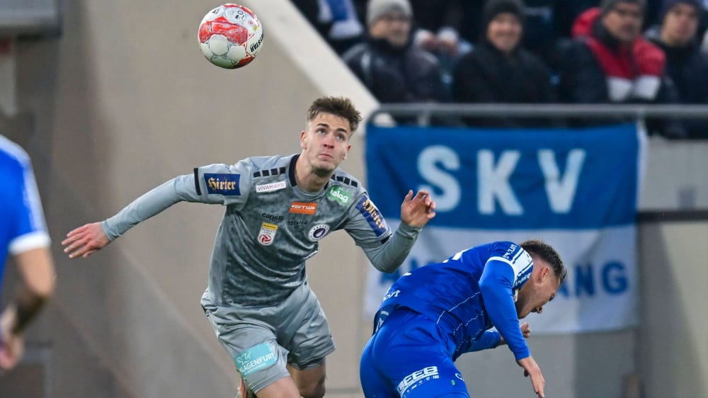 Laurenz Dehl (grau) kickte zuletzt im Nachbarland.