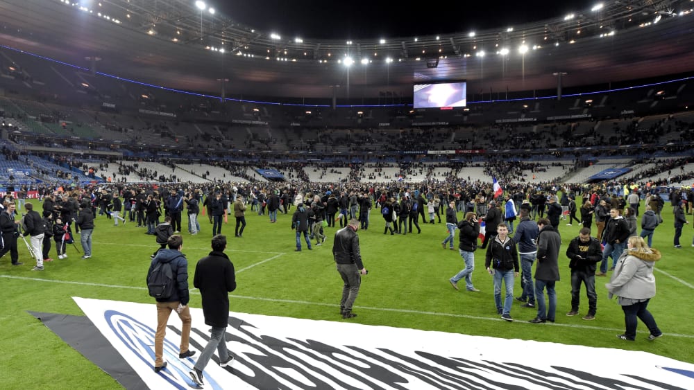 Zuschauer halten sich nach dem L&#228;nderspiel auf dem Rasen auf - sie bleiben aufgrund der Terroranschl&#228;ge in Paris erstmal im Stadion.
