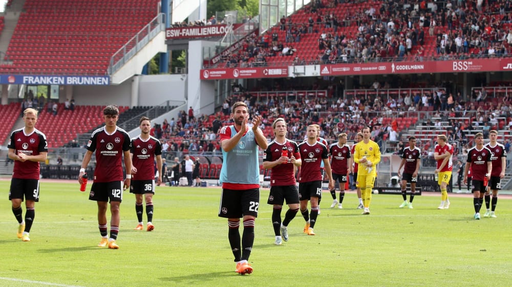 Das Nürnberger Team um Rechtsverteidiger Enrico Valentini (Mitte) erlebte nach dem Rostock-Spiel Beifall und Pfiffe gleichermaßen.