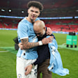 Der Trainer und sein Doppeltorschütze: Pep Guardiola herzt Nico O'Reilly nach Manchester Citys League-Cup-Triumph gegen Arsenal in Wembley.