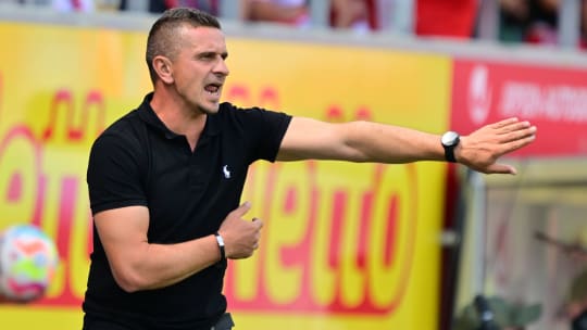 Regensburgs Trainer Mersad Selimbegovic sagt: "Verstecken zählt nicht."