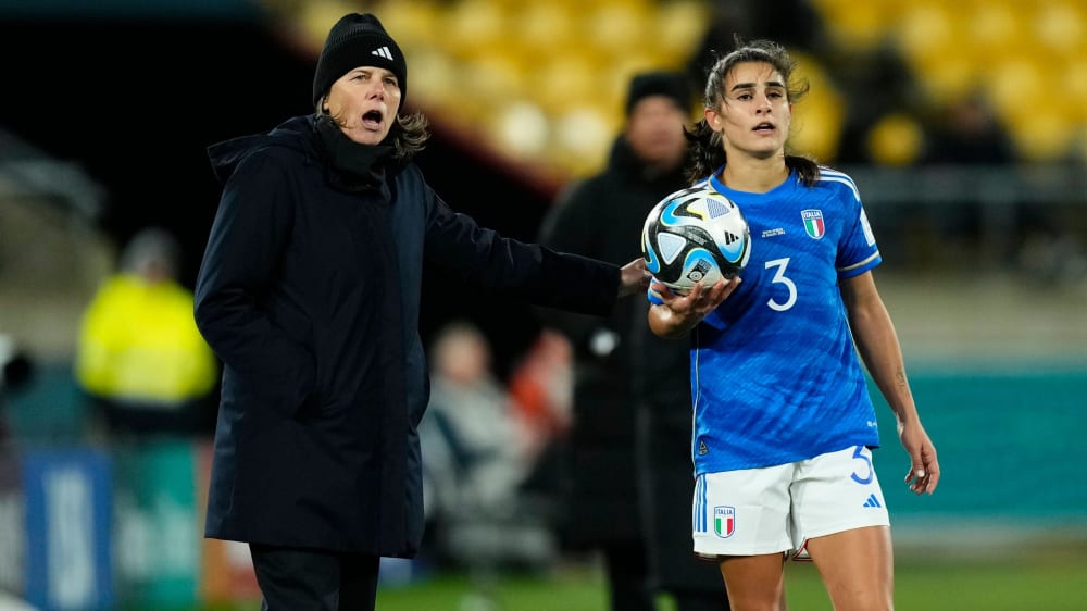 Nicht auf der gleichen Wellenlänge: Italiens Trainerin Milena Bertolini (li.) und ihre Spielerinnen (hier Benedetta Orsi).&nbsp;