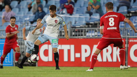 Gegen seine neuen Kollegen: Im August 2020 spielte Tayfun Can (weißes Trikot) für den SC Weiche gegen den TSB Flensburg.