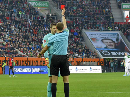 Foul mit Folgen: Schiedsrichter Sascha Stegemann zeigt Rune Jarstein die Rote Karte.