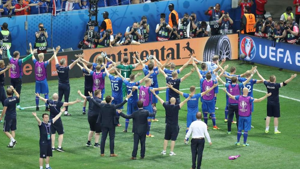 Island feiert nach dem 2:1 gegen England mit den Fans.