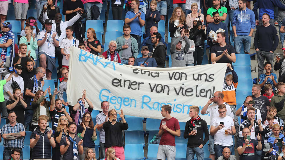 Klare Kante: Viele HSV-Fans stellten sich aktiv vor ihren Angreifer und appellierten f&#252;r Menschlichkeit. 