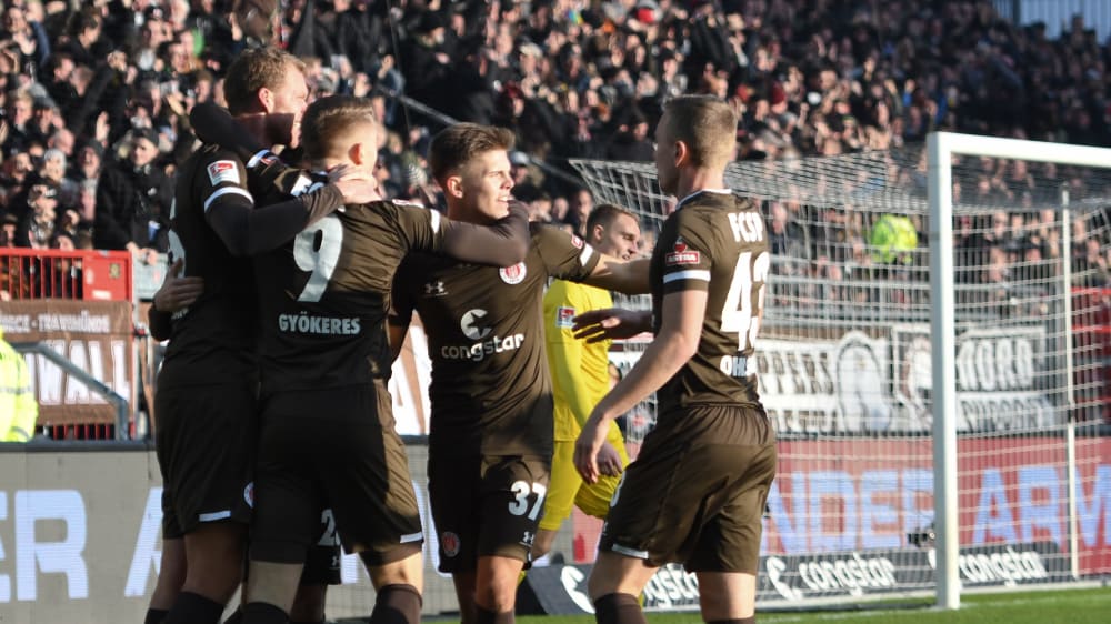 Jubeltraube: St. Paulis Spieler um Doppeltorsch&#252;tze Henk Veerman (li.) feiern das zwischenzeitliche 1:0 gegen Arminia Bielefeld.
