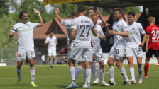 Jubel direkt vor der Pause: Die Spielvereinigung feiert die Führung durch Felix Schröter (verdeckt, 2. v. l.).