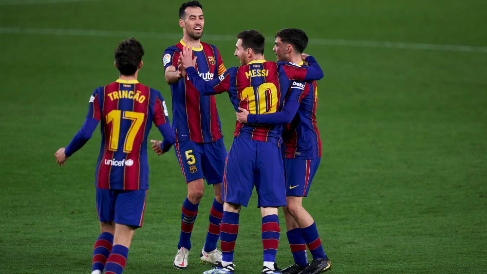 Da wollten alle gratulieren: Kapit&#228;n Lionel Messi (#10) l&#228;sst sich f&#252;r sein Ausgleichstor feiern.