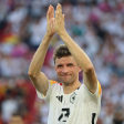 Letzter Auftritt in Stuttgart: Thomas Müller bedankt sich nach Deutschlands EM-Aus gegen Spanien beim Publikum.