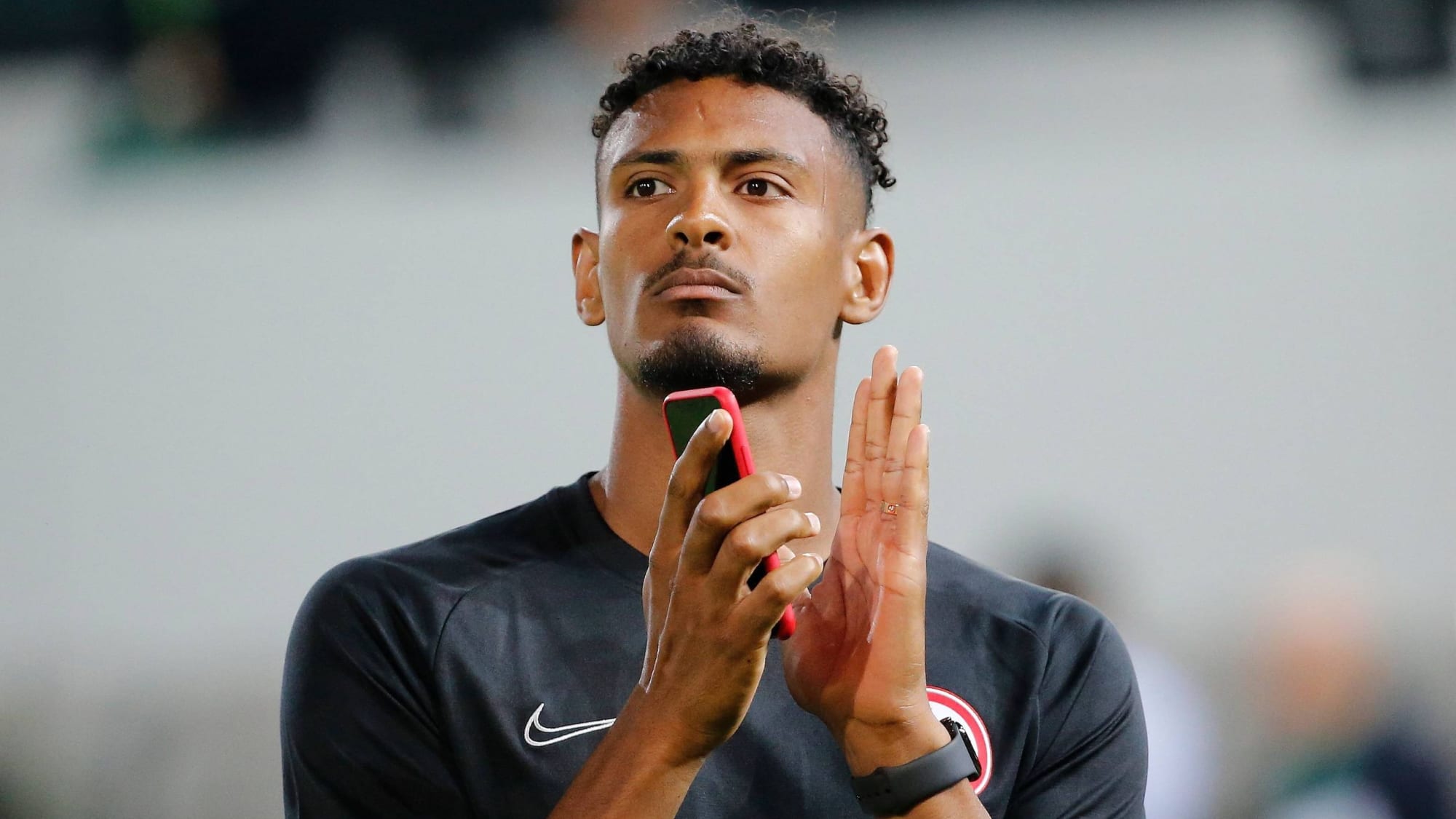 Sebastien Haller klatscht nach einem Spiel mit Eintracht Frankfurt in die Hände