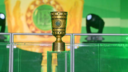 Der DFB-Pokal beim Finale in Szene gesetzt.