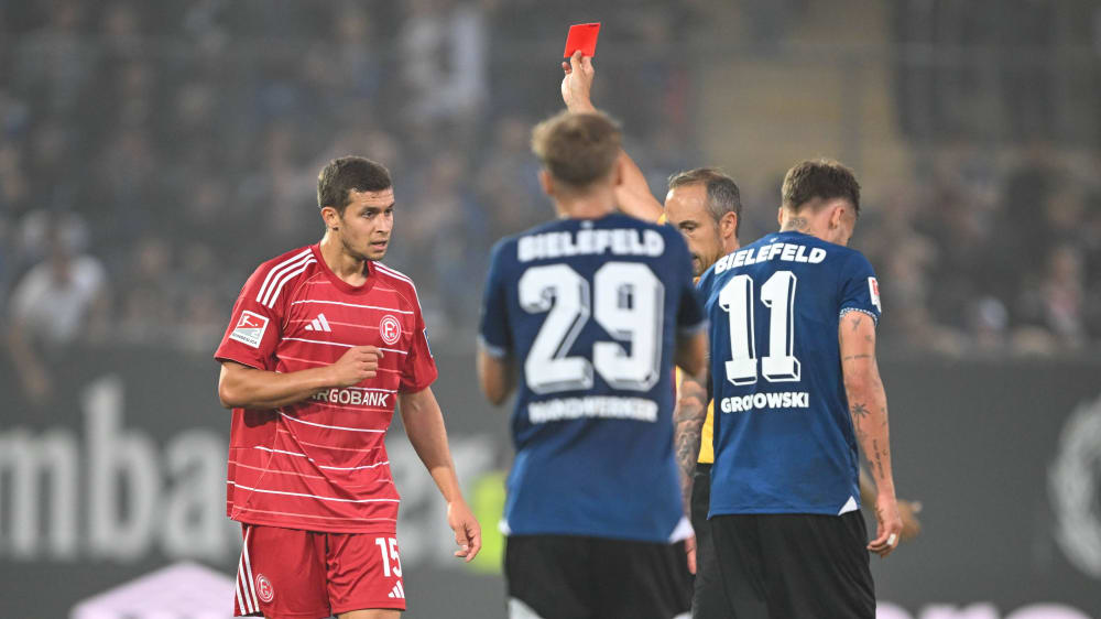 Patrick Alt zeigt Tim Oberdorf Gelb-Rot.